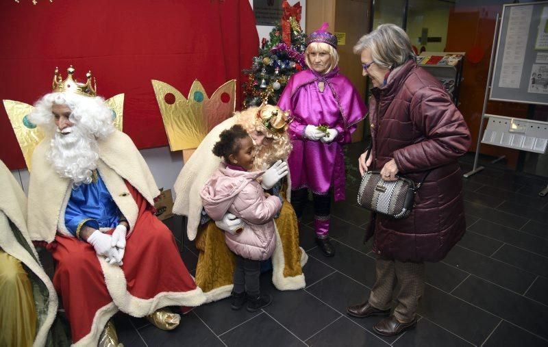 Los Reyes Magos visitan el centro de mayores Rey Fernando