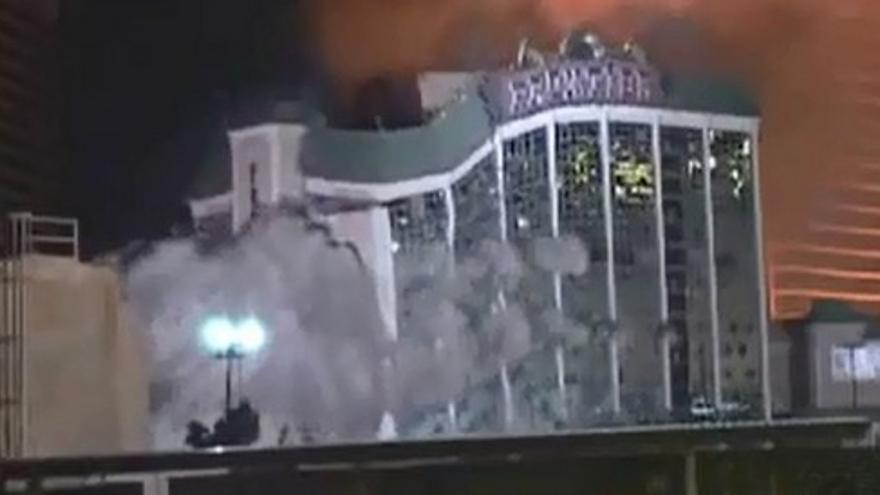Espectacular demolición de un casino en Las Vegas