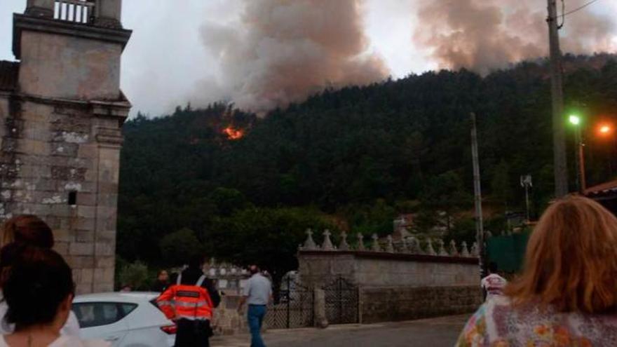 Las llamas se aproximan a la localidad de Catoira, en Pontevedra.