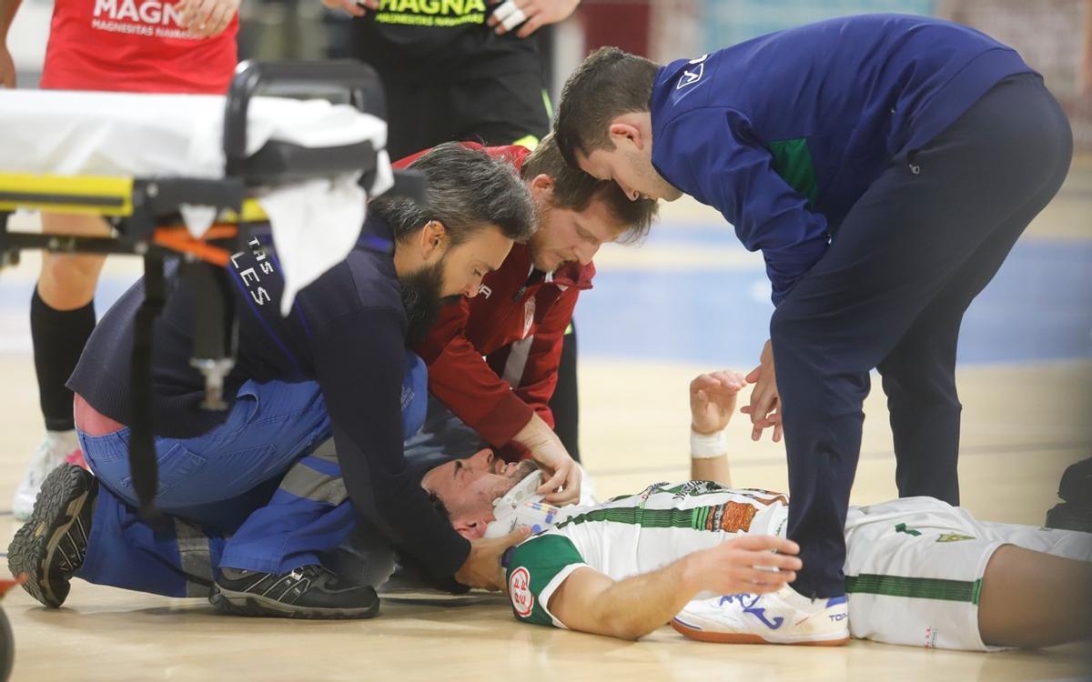 Zequi es atendido tras sufrir una lesion facial en el encuentro contra el Xota Osasuna.