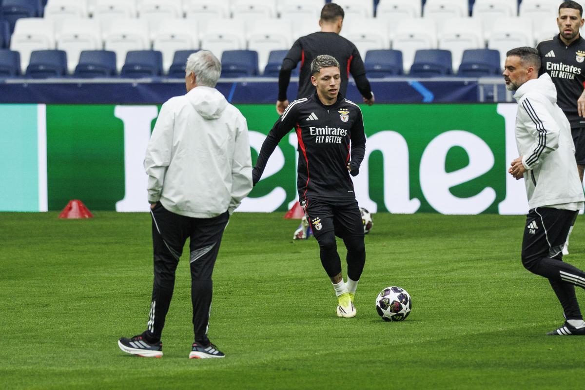 Mourinho y Prestianni, en el entrenamiento del Benfica en el Bernabéu