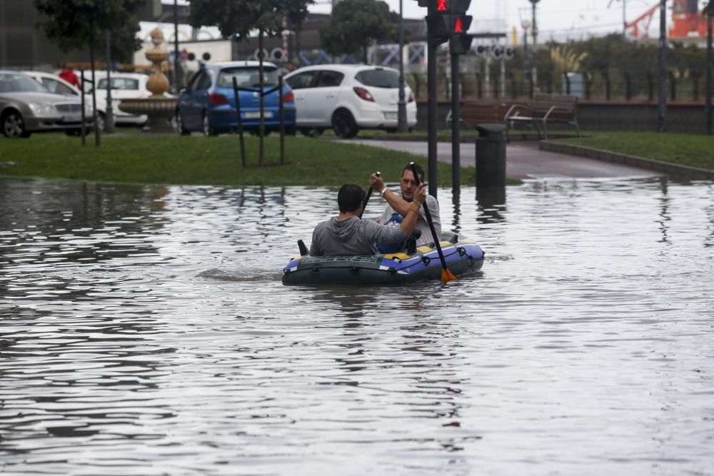 El temporal causa importantes inundaciones en Avilés