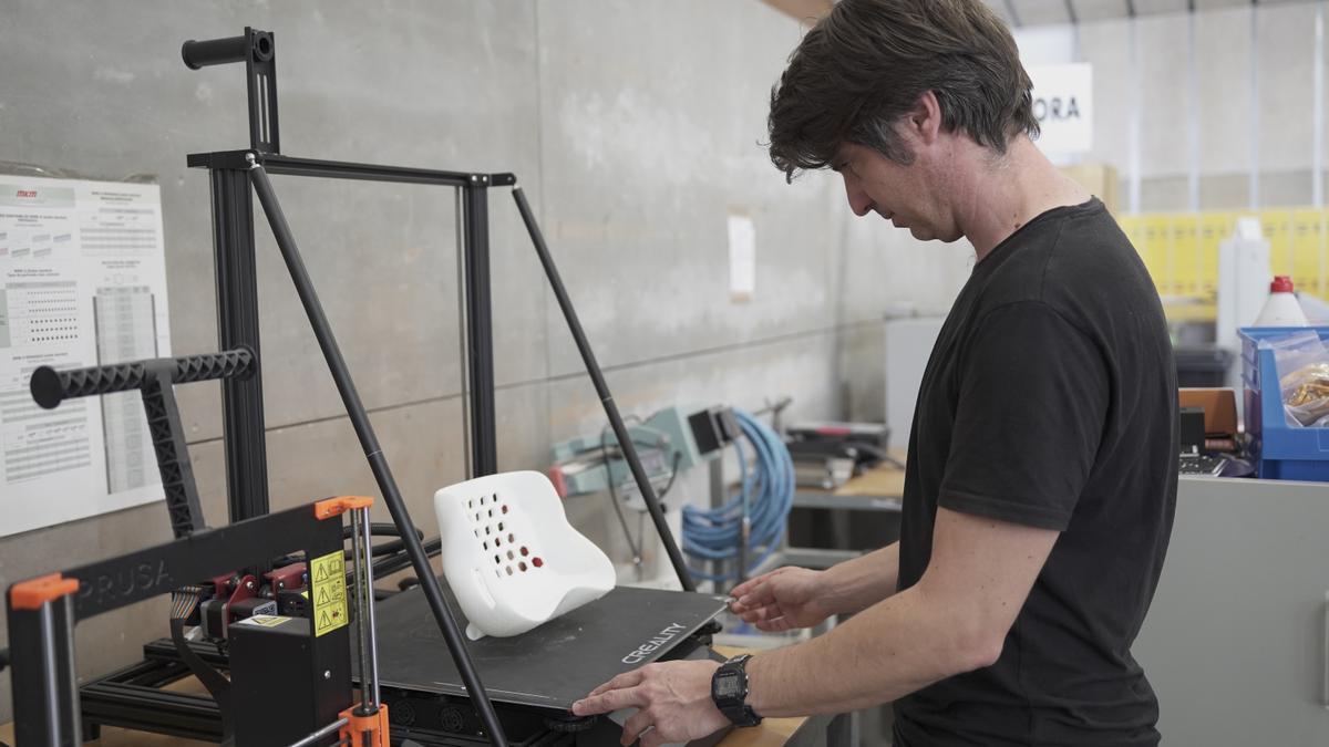 Víctor Gómez, de Tecnología y Familia de Esment, ultima un molde para bebés con problemas para sentarse con la impresora 3D