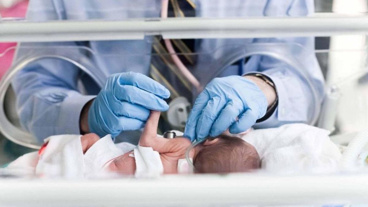 Un bebé prematuro, en la incubadora. | L.O.Z.
