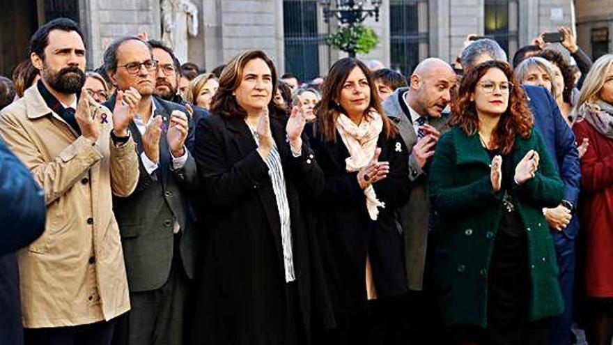 Torrent, Torra i Colau aplaudeixen durant l&#039;acte institucional a Sant Jaume celebrat ahir