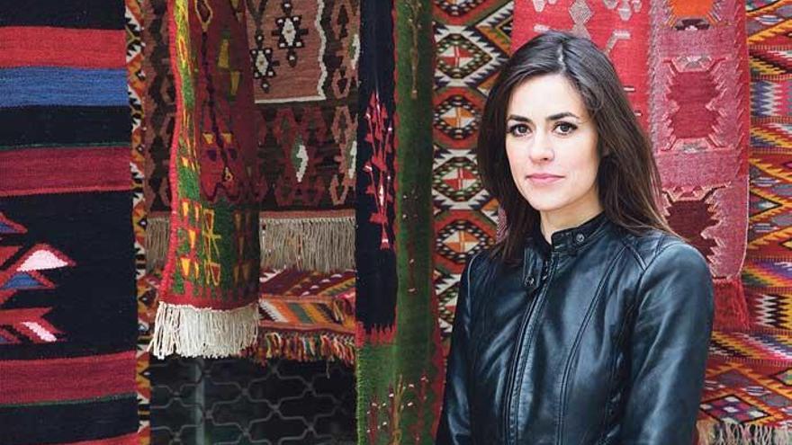 Rock´n´Rollerin vor orientalischen Teppichen: Maika Makovski in Mazedonien.