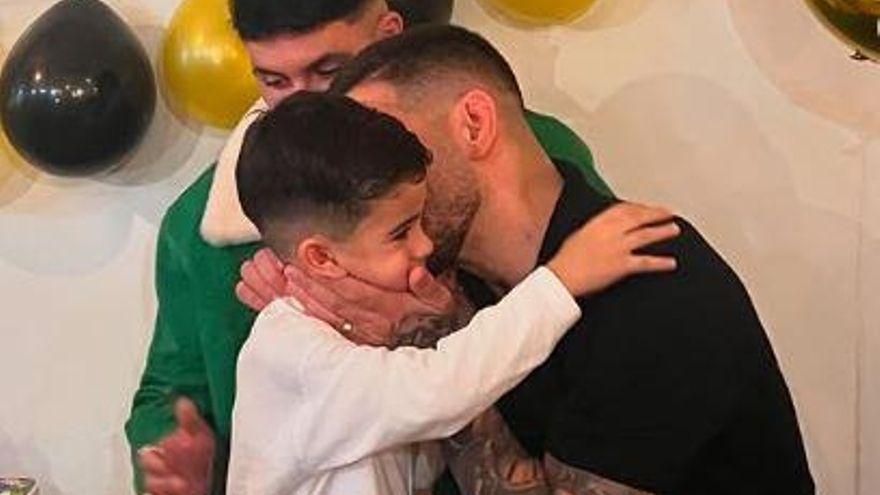 Ilia Topuria celebra el cumpleaños de su hijo en Murcia acompañado de Omar Montes