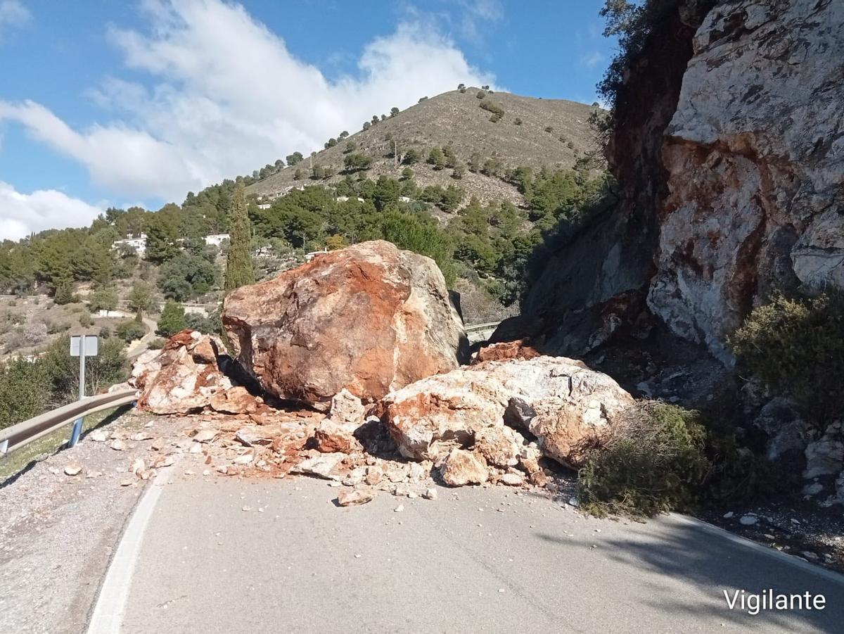 Algunas de las rocas que han caído sobre la carretera que comunica Cómpeta y Torrox.