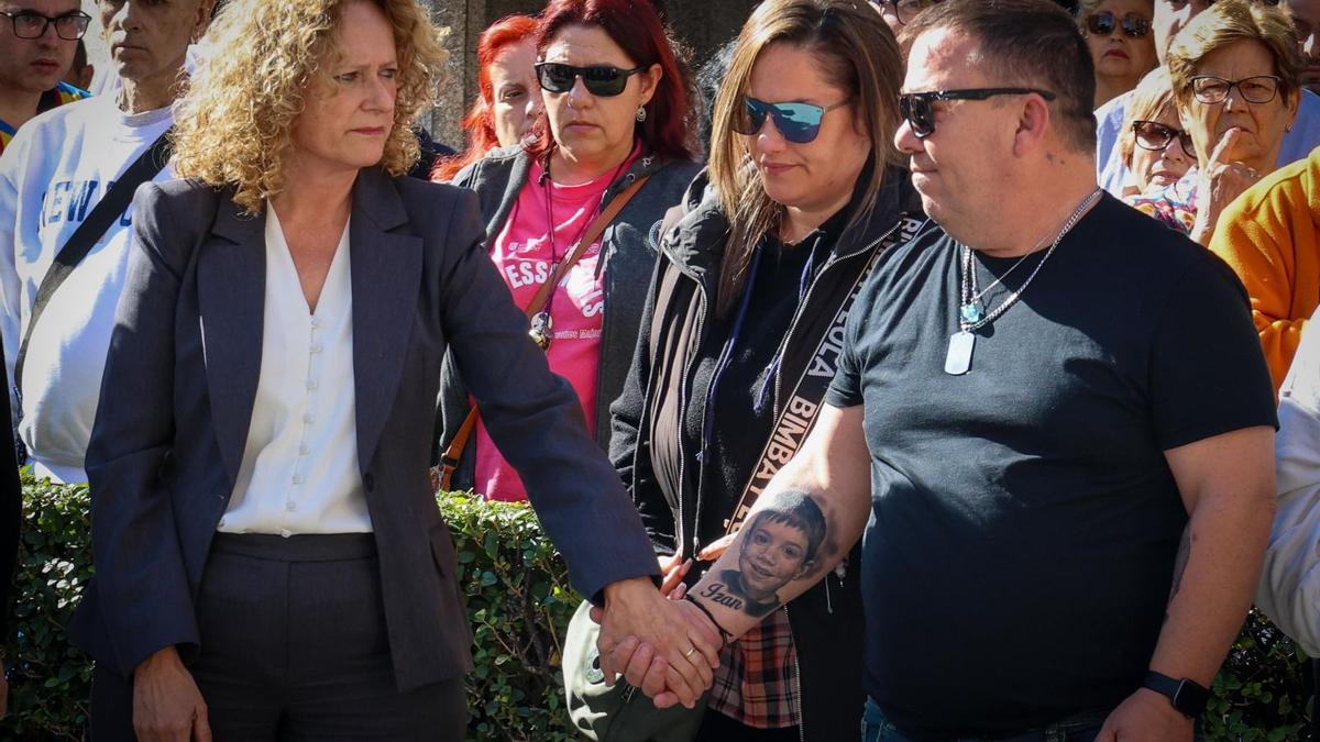 La alcaldesa de Torrent, Amparo Folgado, con el padre de los niños fallecidos en la dana.