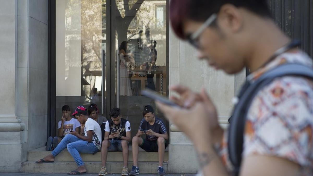 zentauroepp35082096 barcelona 12 08 2016 gente hablando por movil fotografia alb171011154444