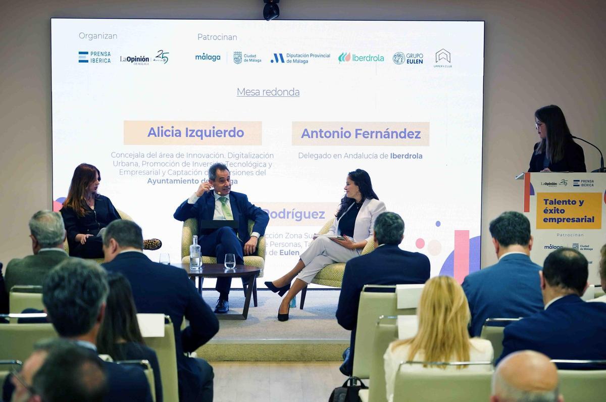 Momento de la mesa redonda que se celebró en la jornada sobre talento y RRHH organizada por La Opinión