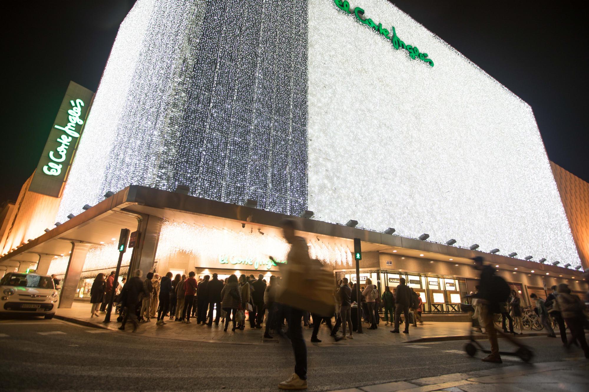 Las falleras mayores Carmen y Nerea encienden las primeras luces de Navidad