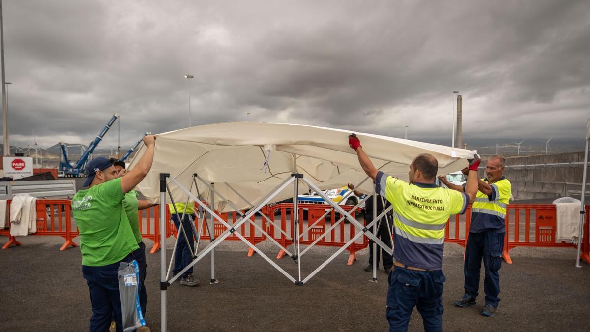 Preparativos en el puerto de Granadilla (Tenerife) ante la llegada del crucero afectado por hantavirus