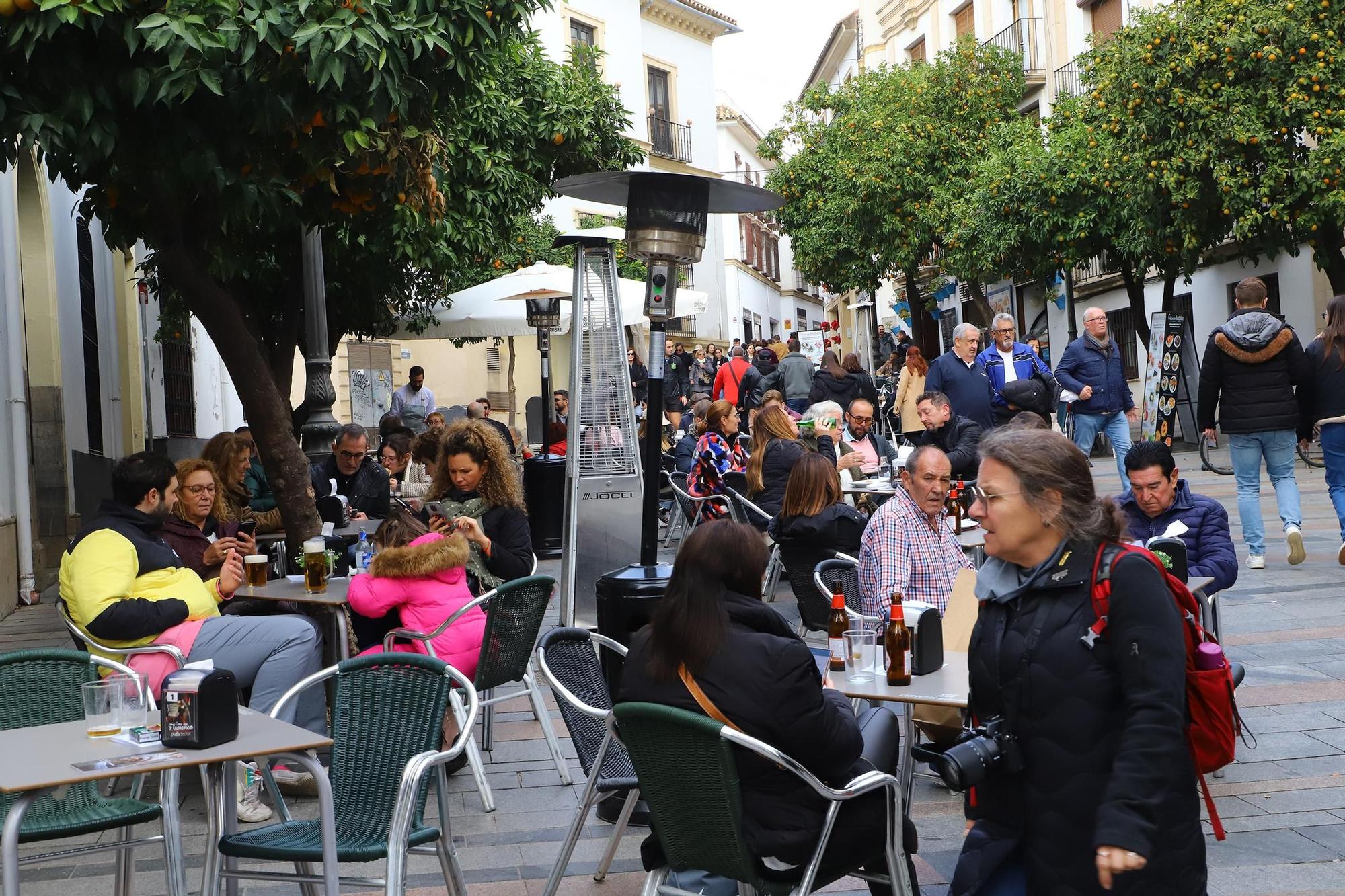 Turistas y cordobeses se echan a la calle