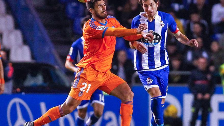 Mosquera presionando al Valencia durante un partido en Riazor.