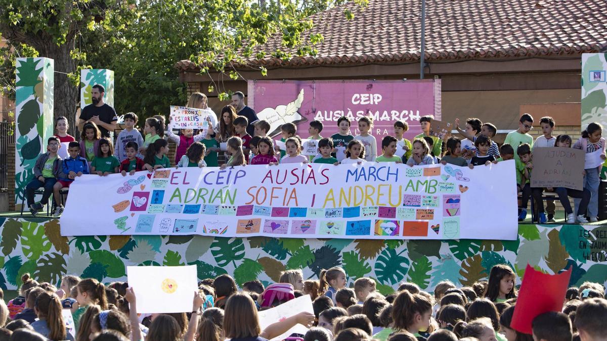 Concentración solidaria del colegio Ausiàs March de Alzira.