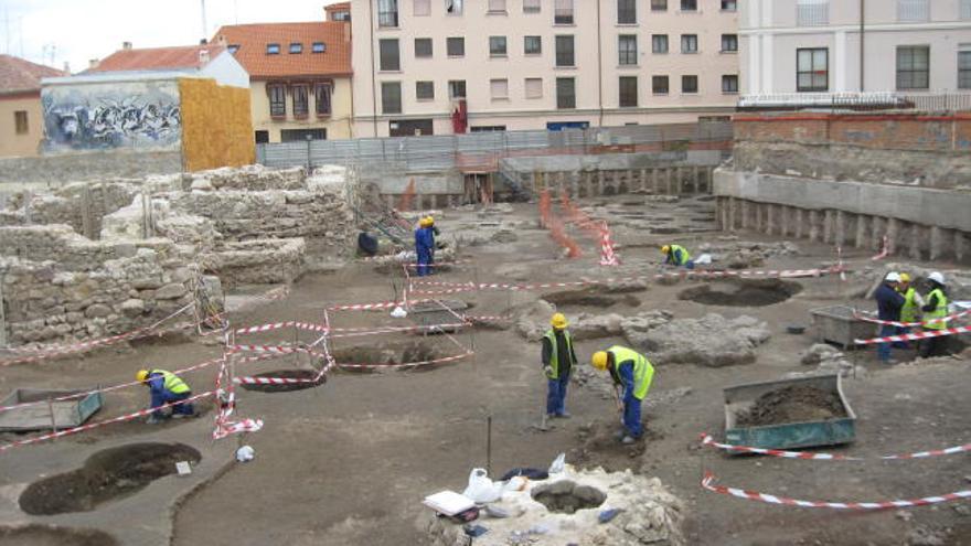 Los trabajadores, durante las excavaciones arqueológicas que se han realizado en el solar en el que se construirá el Consejo Consultivo, junto a la Catedral