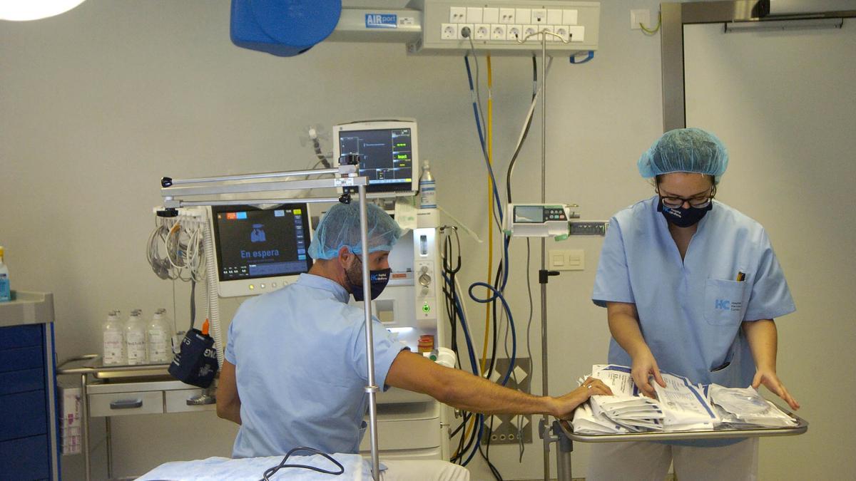 Dos sanitarios en una consulta del hospital Miraflores Hernán Cortes, en Zaragoza.