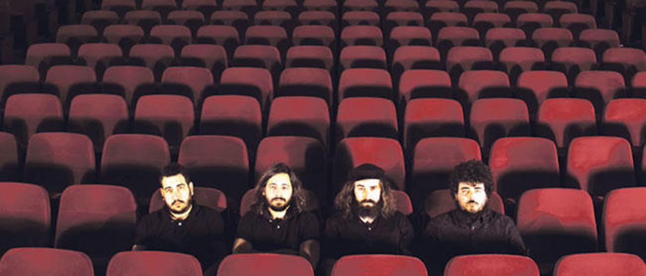 Los miembros de Inertte, en la platea de un cine.