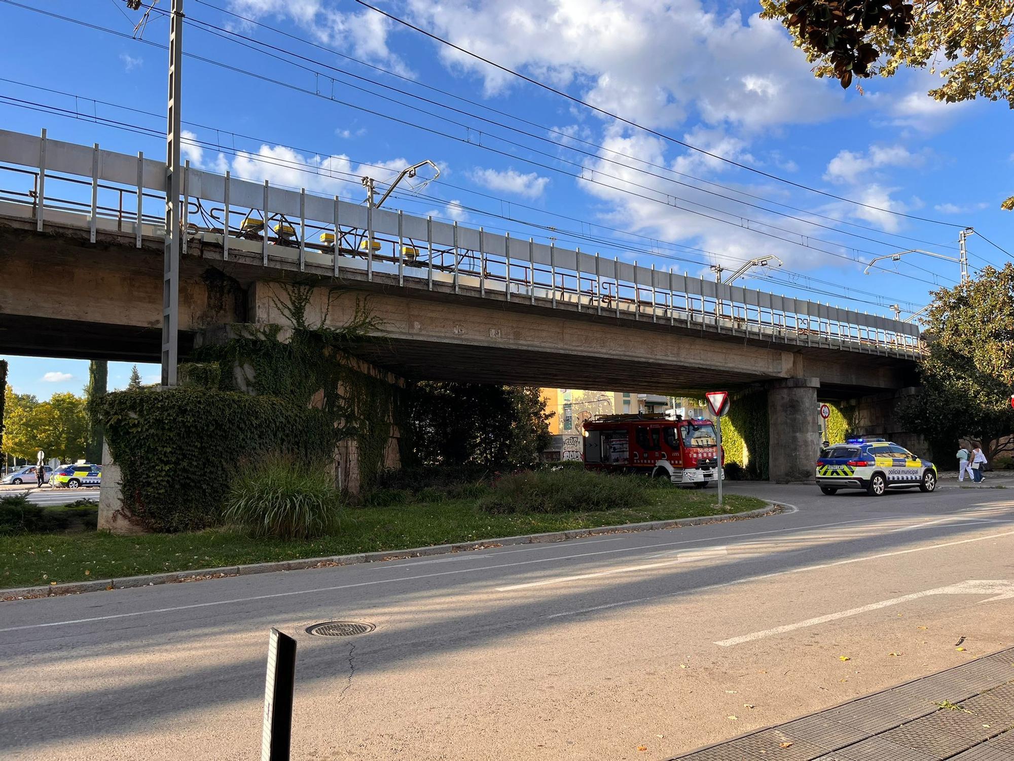 Un incendi obliga a interrompre la circulació de trens a Girona
