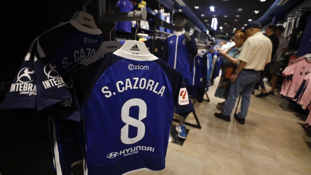 La camiseta de Cazorla, en la tienda.