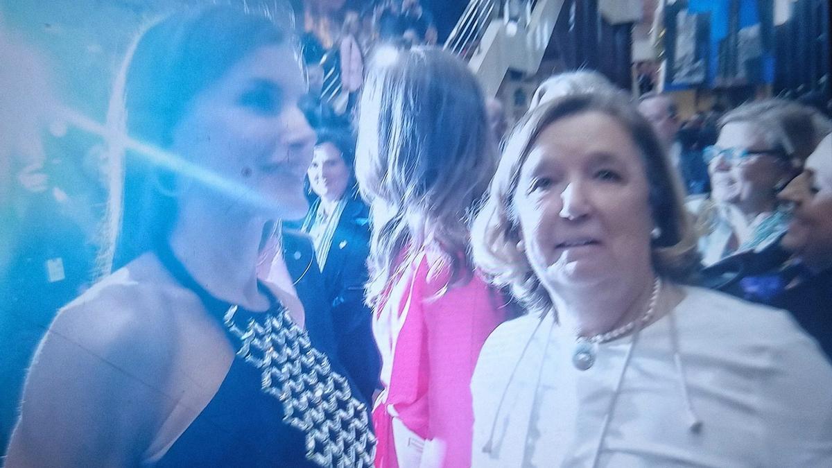 Conchita Suárez con la Reina Letizia, fotografiada por el presidente del Principado, Adrián Barbón, que se ofreció a inmortalizar el momento con el móvil de la retratada