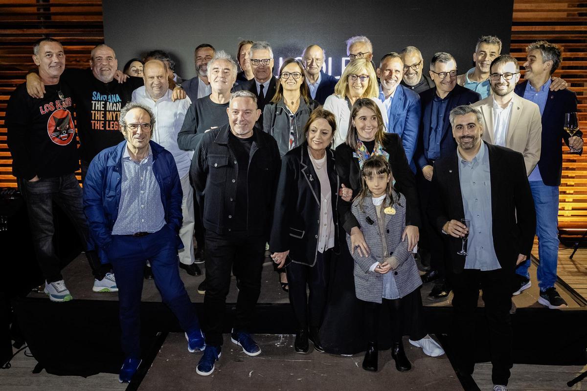 Fotografia de grup de les persones que han intervingut en l'homenatge a Juli Soler.