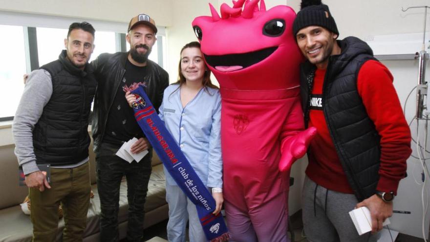 Pedro López, Morales y Rafael, con una niña ingresada.