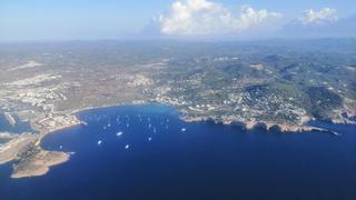 La posidonia de la bahía de Talamanca de Ibiza sigue en mal estado