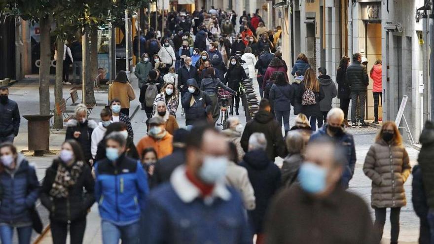 El carrer Santa Clara de Girona, ple durant el pont de la Puríssima