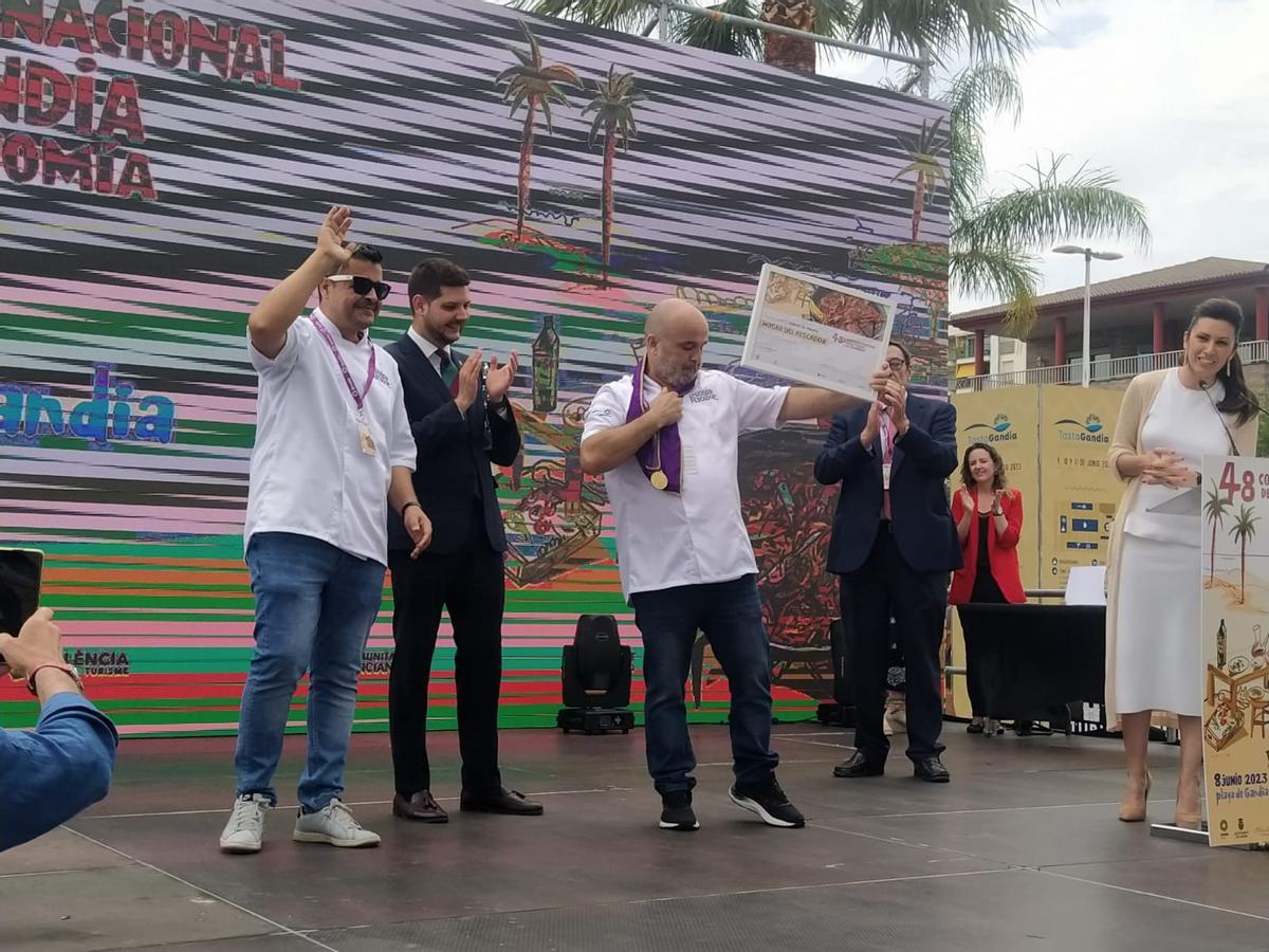 Los representantes del Hogar del Pescador, al recoger el premio