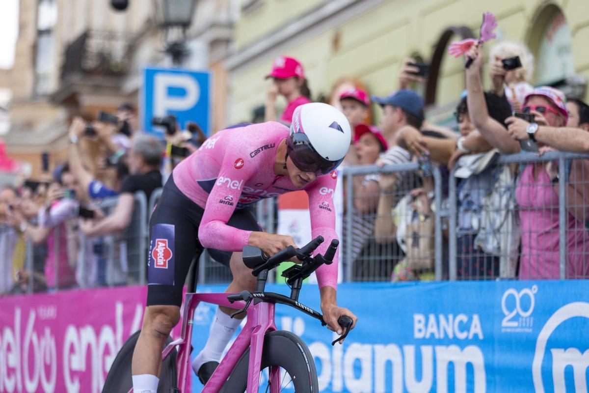 Budapest (Hungary), 06/05/2022.- Dutch rider Mathieu van der Poel of the UCI ProTeam Alpecin ñ Fenix Team in action during the second stage of the 105th Giro d’Italia cycling tour, an individual time trial over 9.2km in Budapest, Hungary, 07 May 2022. (Ciclismo, Hungría) EFE/EPA/Gyorgy Varga HUNGARY OUT