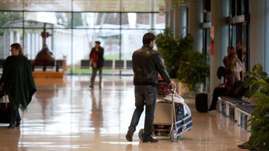 Viajeros en la terminal del aeropuerto asturiano.