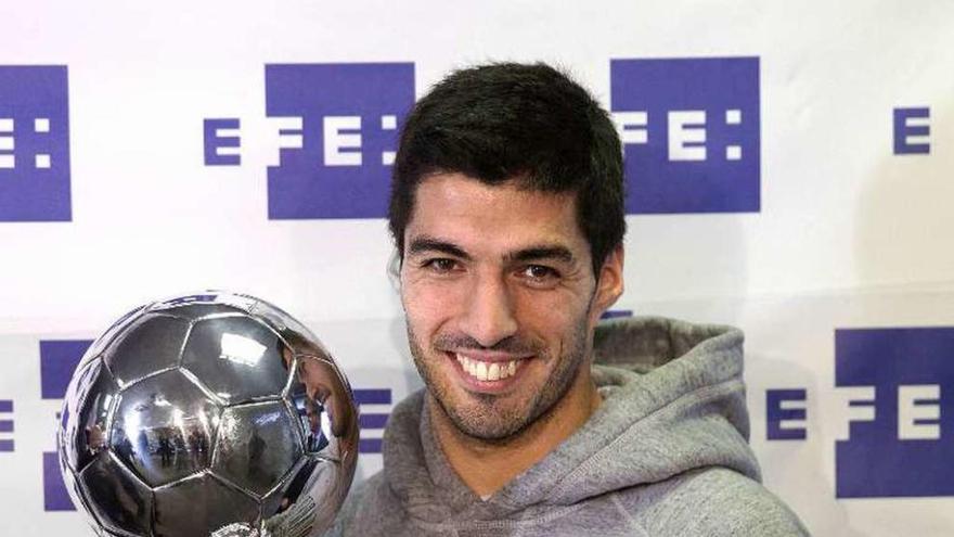 Luis Suárez posa con el Balón de Plata que recibió de ayer.