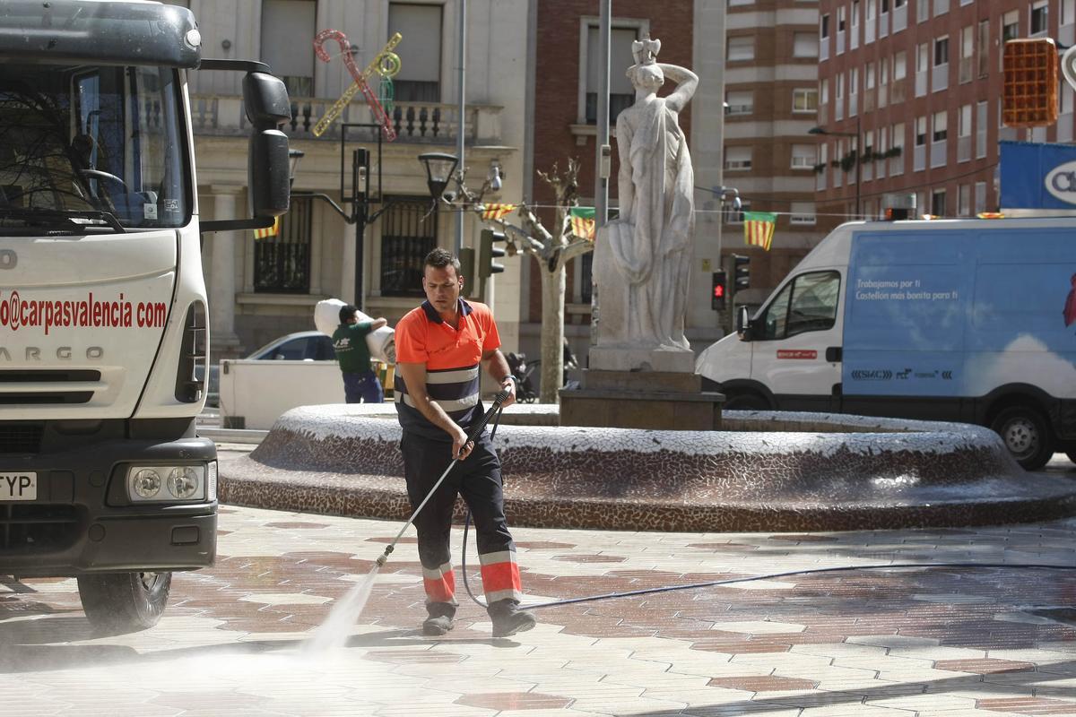 Limpieza viaria de la ciudad de Castelló tras las fiestas de la Magdalena.