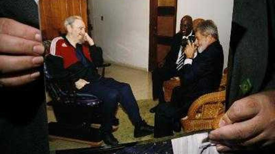 El presidente de Brasil junto a Fidel Castro durante la entrevista mantenida en Cuba.