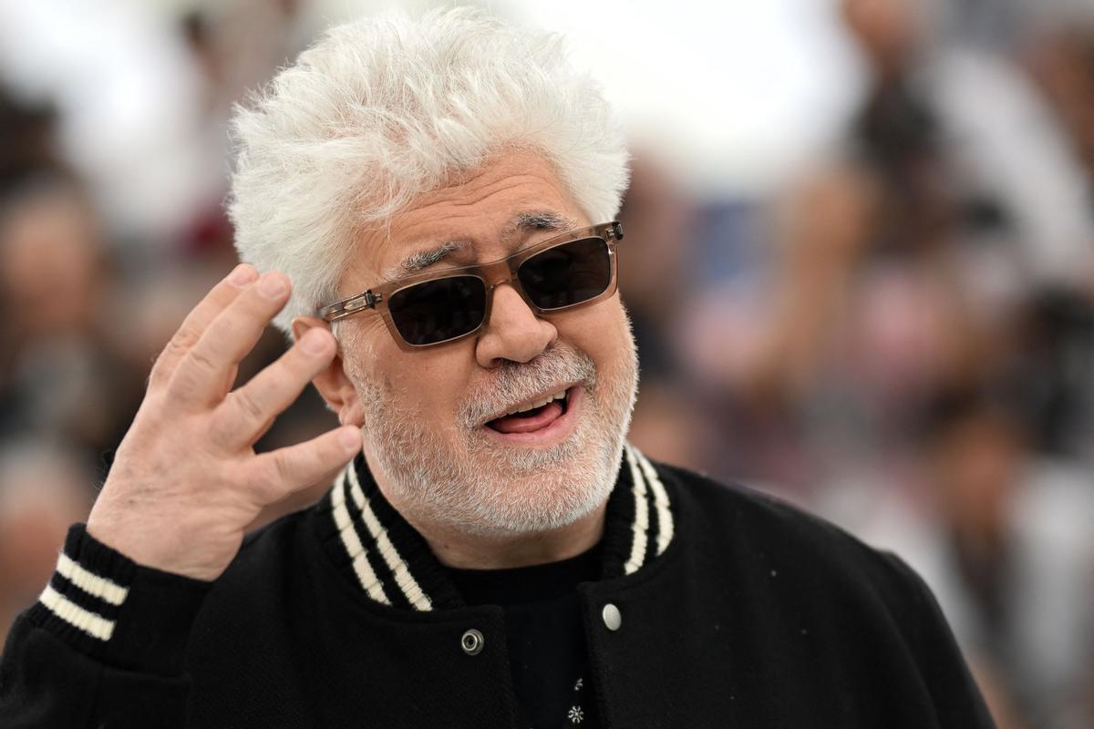 Pedro Almodóvar aterriza en Cannes. El cineasta estrena en Cannes el mediometraje ‘Extraña forma de vida’, con Ethan Hawke y Pedro Pascal, un wéstern protagonizado por dos gais que subvierte el género