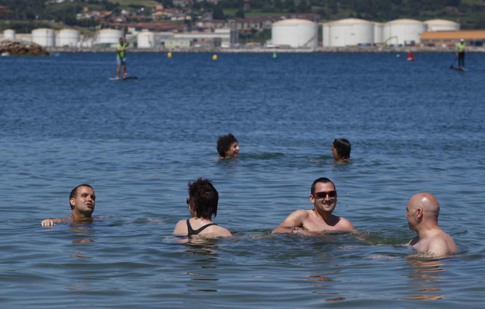 Servicio de baños en la playa de Poniente para personas con discapacidad