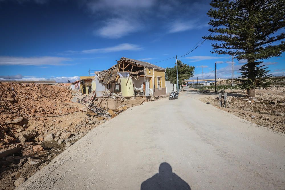 Obras de reparación de la CHS de la mota del río que cedió en Almoradí durante la DANA. Muchas de las zonas afectadas por el paso del agua siguen arrasadas