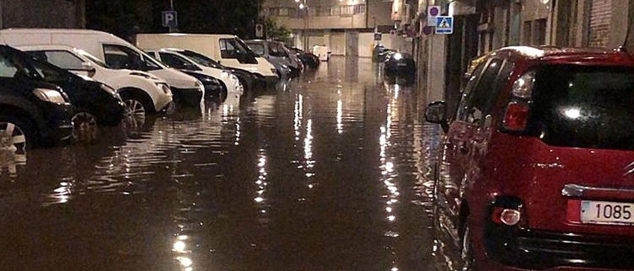 La calle Fernando Olmedo, inundada de madrugada