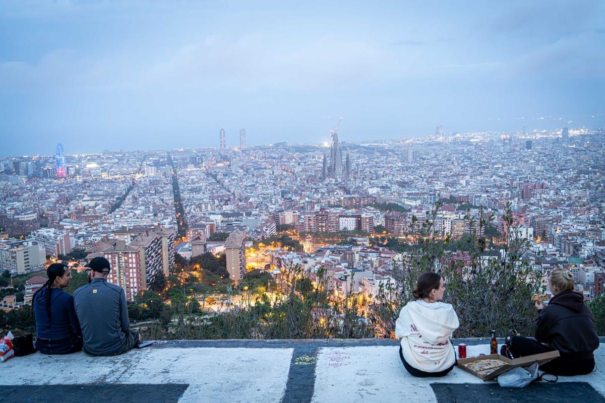 Barcelona, 01/04/2026 Barcelona. El descontrol vuelve al mirador del Turó de la Rovira: botellones y mucho ambiente que se cuela en el parque los viernes y sábados provocando quejas vecinales. Jordi Ribalaygue. AUTOR: MANU MITRU