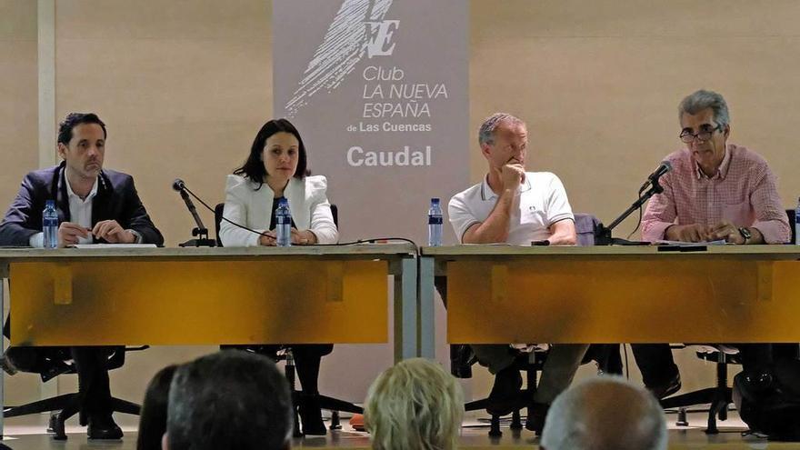 Por la izquierda, Javier Fernández Teruelo, María Martín, Javier Fernández y José Pajarón, durante el acto del Club.