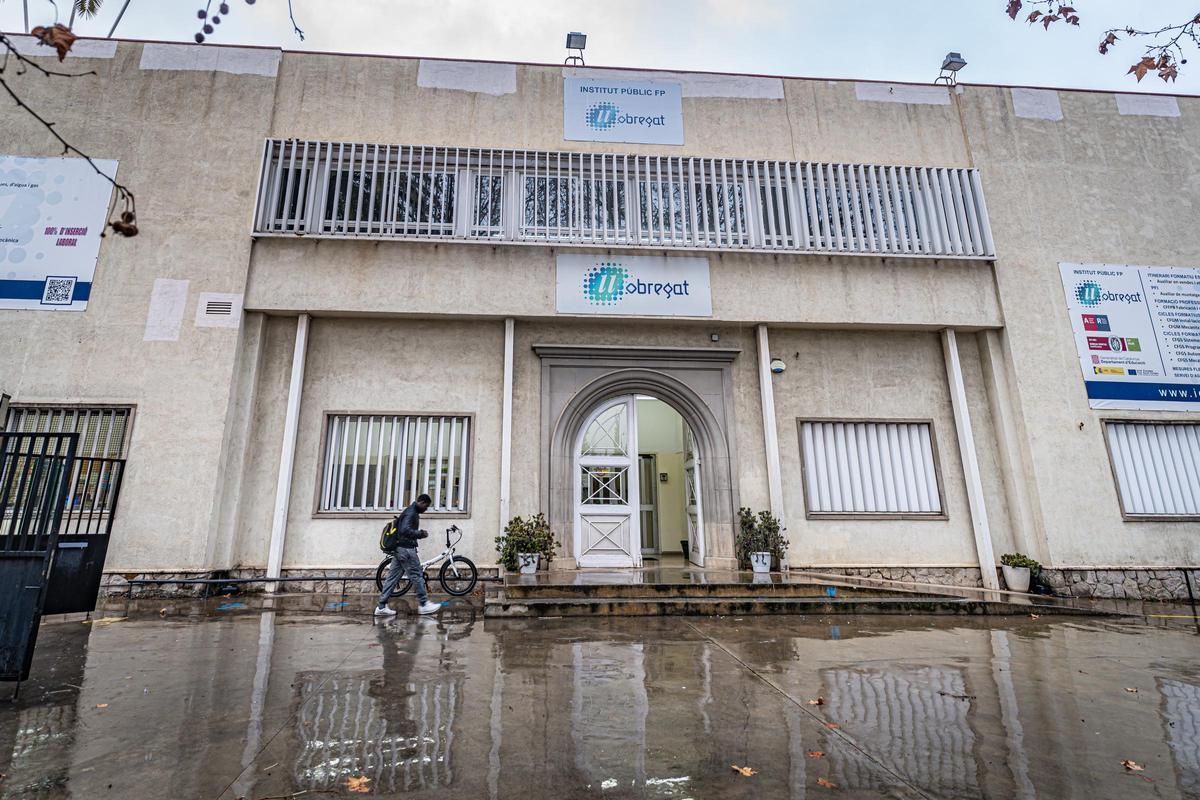 Fachada del instituto Llobregat de L'Hospitalet de Llobregat.