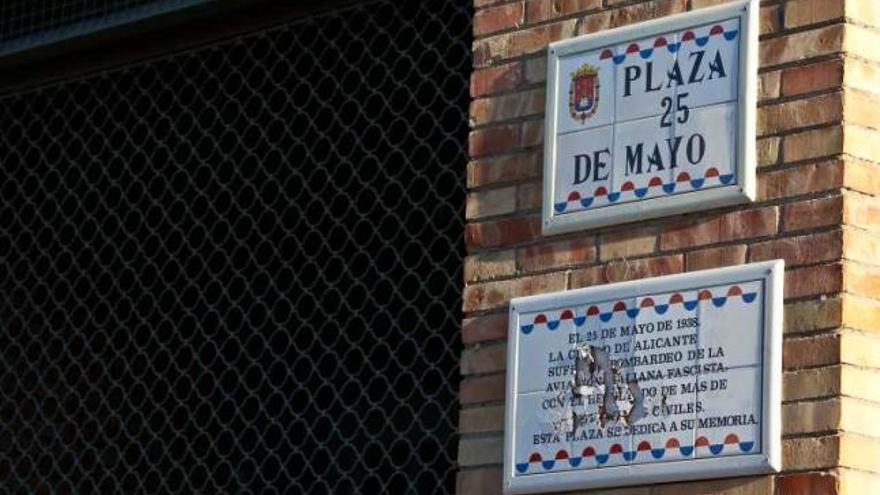 El Ayuntamiento restituirá la placa del bombardeo de 1938 destrozada por el vandalismo