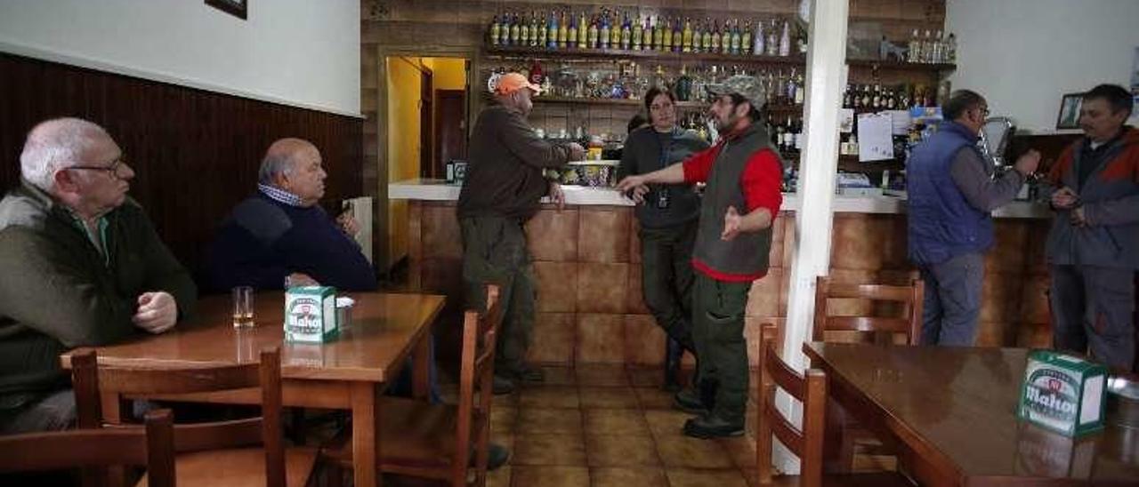 Los cazadores conversan en el bar.