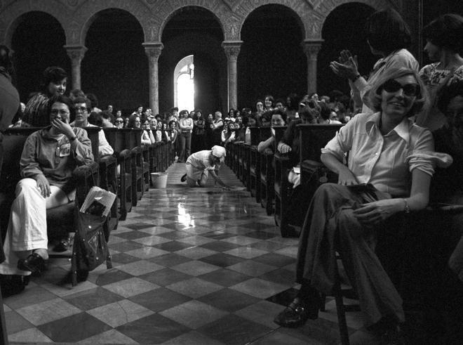 Se busca a la protagonista de la foto más célebre de las jornadas feministas de 1976: aún es un misterio 50 años después