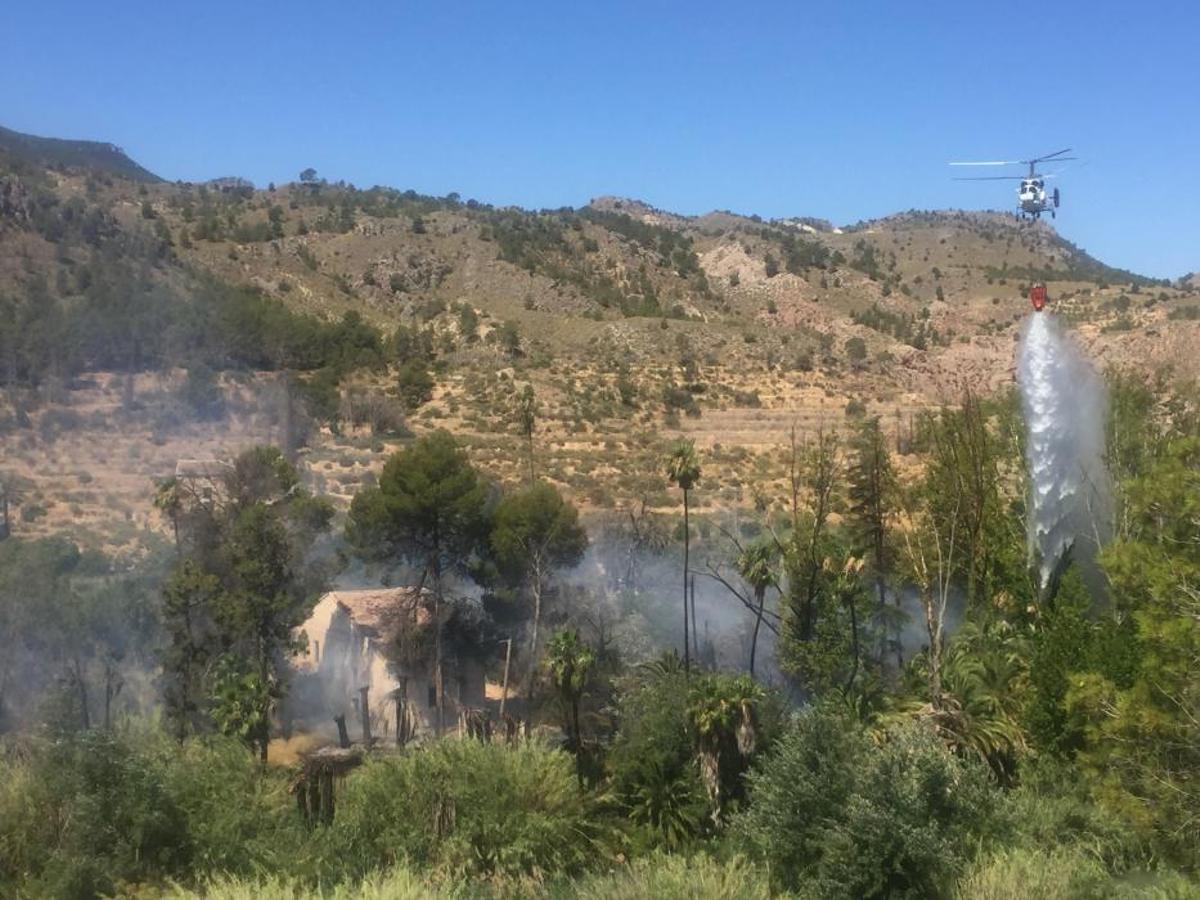 Un incendio forestal en el Menjú de Cieza rodea un Un incendio forestal en el Menjú de Cieza rodea un