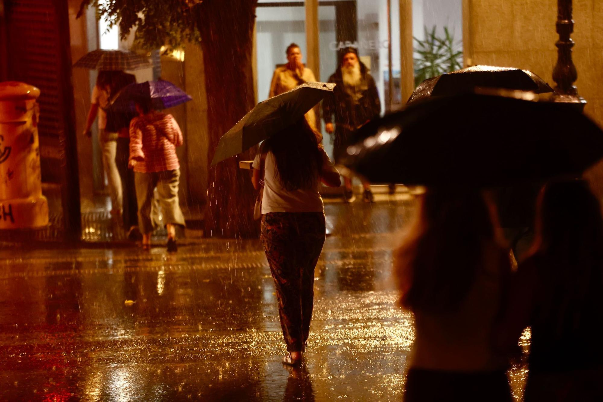La tormenta descarga con fuerza sobre València