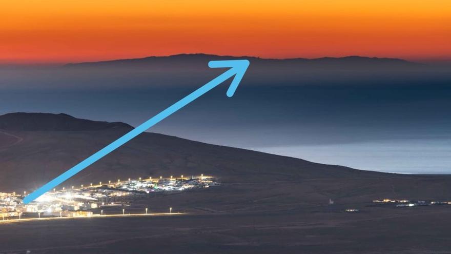 La flecha señala la silueta del Roque Nublo vista desde Lanzarote.