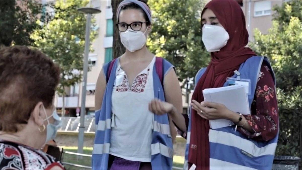 Dos agentes de convivencia encargadas de la campaña de sensibilización por la covid-19.